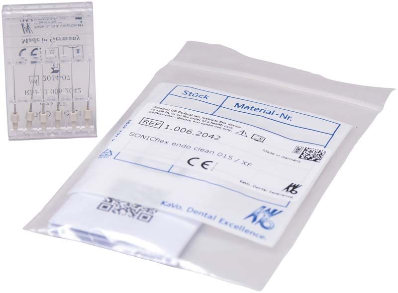 SONICflex endo clean Nadeln in geöffneter Verpackung neben beschriftetem Beutel.