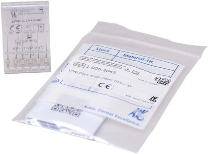 SONICflex endo clean Nadeln in geöffneter Verpackung neben beschriftetem Beutel.