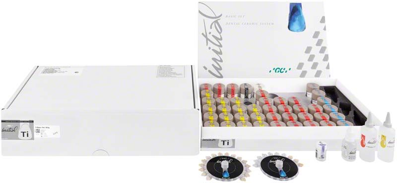 GC Initial Ti Sets Basic Set mit Zahntechnikerfarben und Zubehör in geöffneter Verpackung.