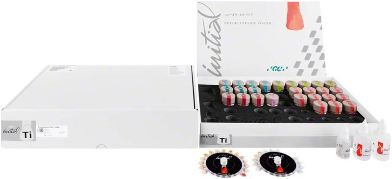 GC Initial Ti Sets Advanced Set mit geöffnetem Karton und Zahntechnik-Materialien.