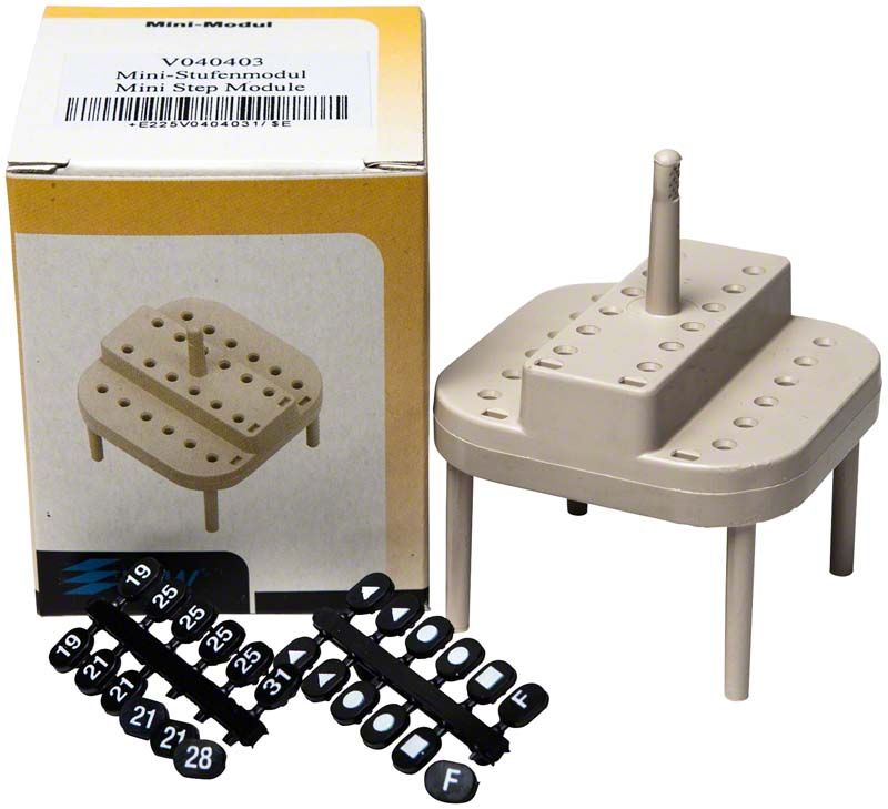 MiniBox 2100, perforiertes Mini-Stufenmodul mit transparentem Deckel und Nummernschildchen.