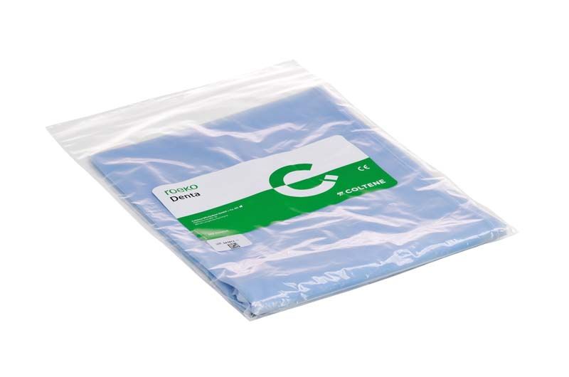 Verpackung des ROEKO Denta Patientenumhangs in Kunststoffhülle.