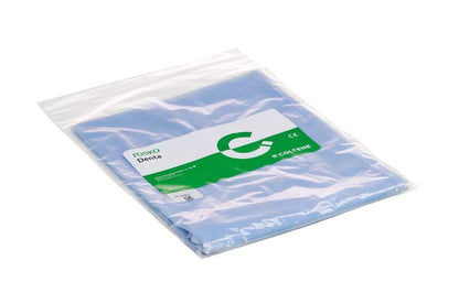 Verpackung des ROEKO Denta Patientenumhangs in Kunststoffhülle.