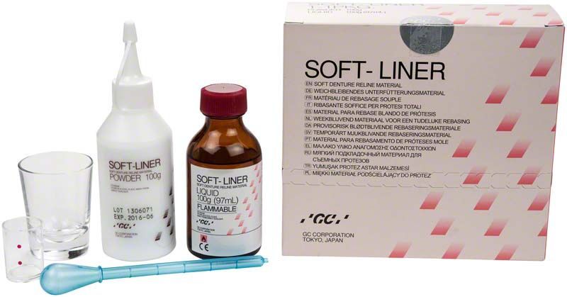 Soft-Liner 1-1 Set mit Pulver, Flüssigkeit und Zubehör auf weißem Hintergrund.
