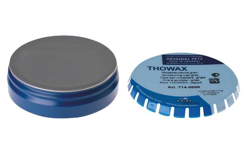 Thowax Modellierwachs grau in geöffneter blauer Dose.