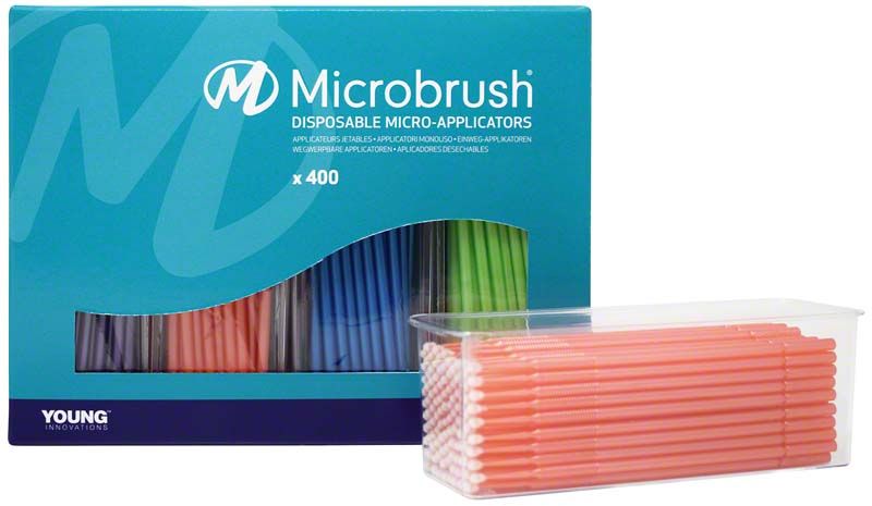 Microbrush Plus Applikatoren in sortierten Farben neben geöffneter Verpackung.