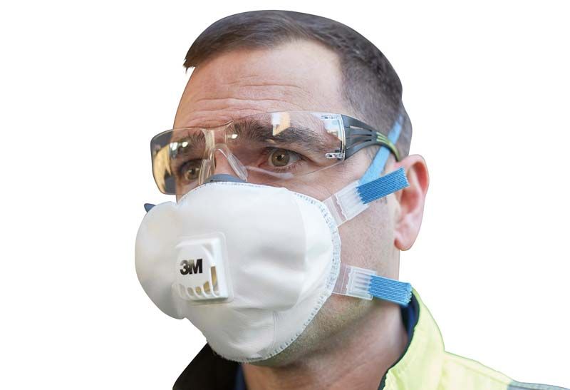 Feinstaubschutzmaske FFP2 getragen von einer Person mit Schutzbrille.