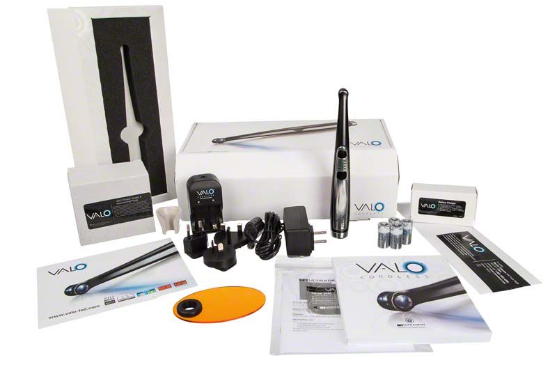 VALO® Cordless Kit in Schwarz mit Zubehör und Bedienungsanleitung auf weißem Hintergrund.