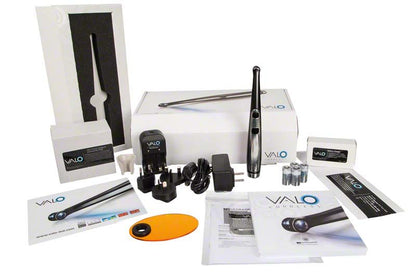 VALO® Cordless Kit in Schwarz mit Zubehör und Bedienungsanleitung auf weißem Hintergrund.