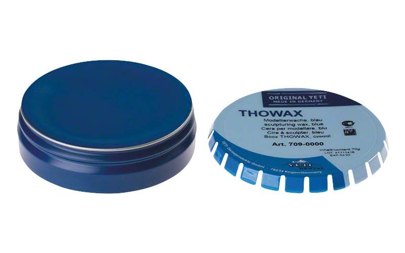 Blaues THOWAX Modellierwachs in geöffneter runder Dose für Dentaltechnik.