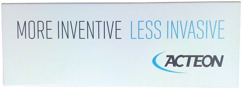 Slogan "More inventive, less invasive" mit Acteon-Logo auf weißem Hintergrund.