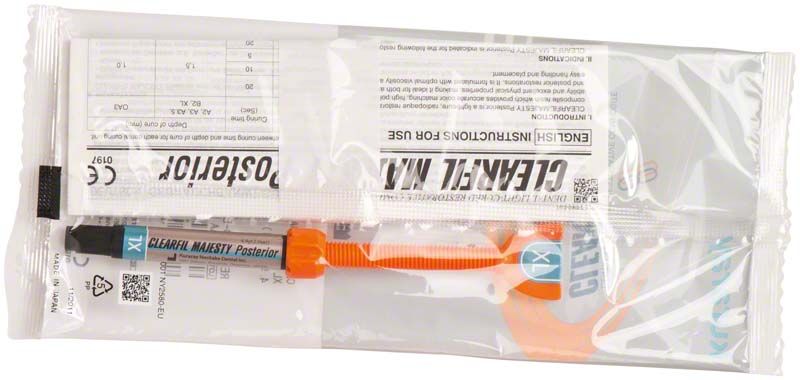Clearfil Majesty Posterior Spritze XL in Plastikverpackung mit orangefarbenem Applikator.