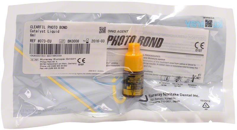 Katalysatorflüssigkeit Clearfil Photo Bond in versiegelter Verpackung.