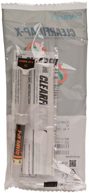 Klarsichtverpackung mit Clearfil AP-X Spritze A2 und Anleitung.