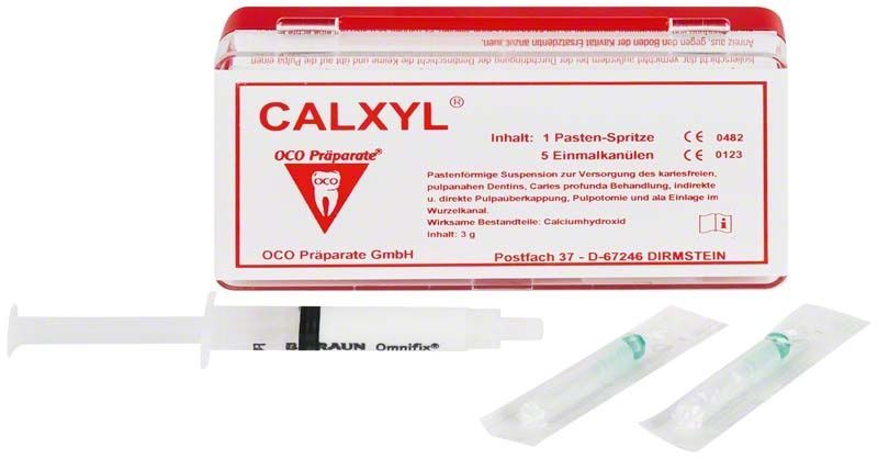 CALXYL® rot Spritze mit Verpackung und Kanülen zur dentalen Anwendung.