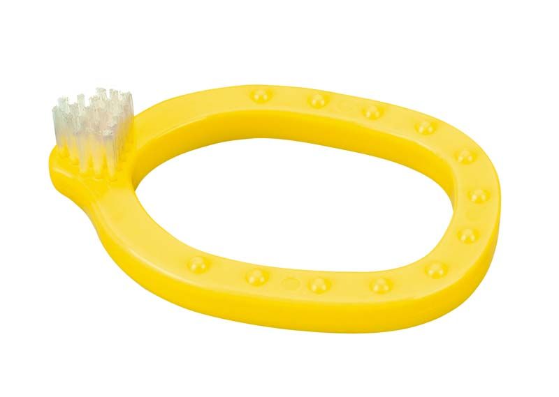 Gelbe Infant-O-Brush® Babyzahnbürste mit integriertem Beißring und weichen Borsten.