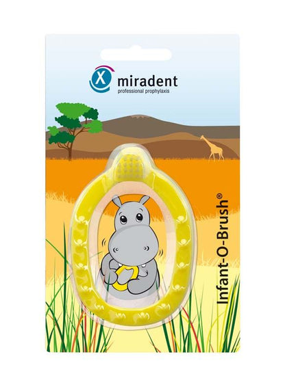 Gelbe Infant-O-Brush® Babyzahnbürste mit Beißring und Nilpferdmotiv auf Verpackung.