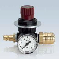 Druckminderer mit Manometer und Messinganschlüssen auf grauem Hintergrund.