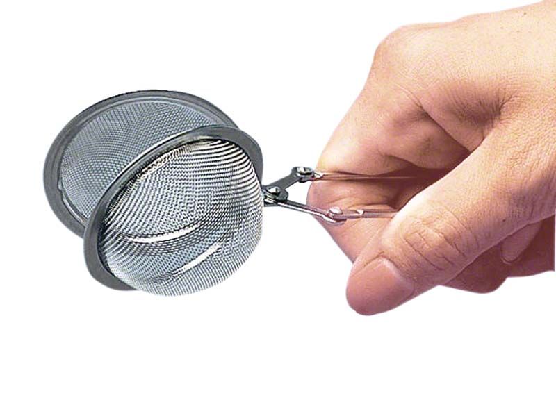 Klipp-Klapp Siebzange aus Edelstahl in Hand gehalten.