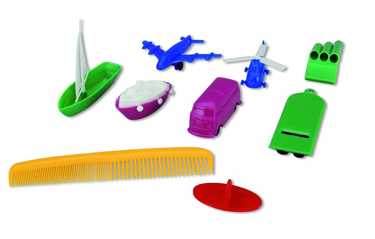 Verschiedene bunte Kinderspielzeuge, darunter Flugzeuge, Boote und ein Kamm.
