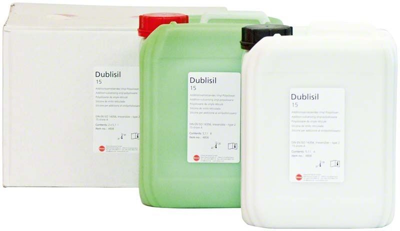 Dublisil® 15 Abformmaterial in weißen und grünen Kanistern vor Verpackung.