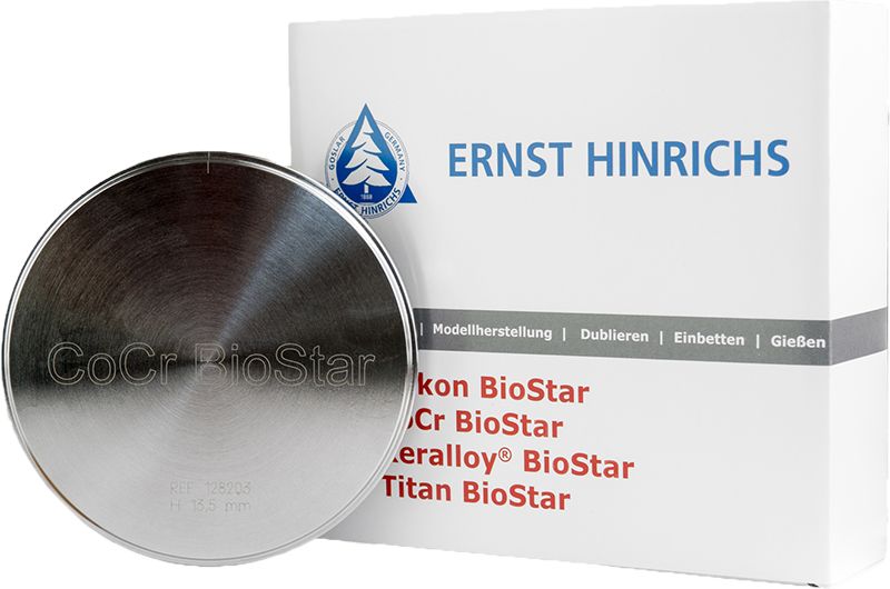 CoCr BioStar Scheibe Ø 98,3mm H 12mm vor Verpackung mit Logo.