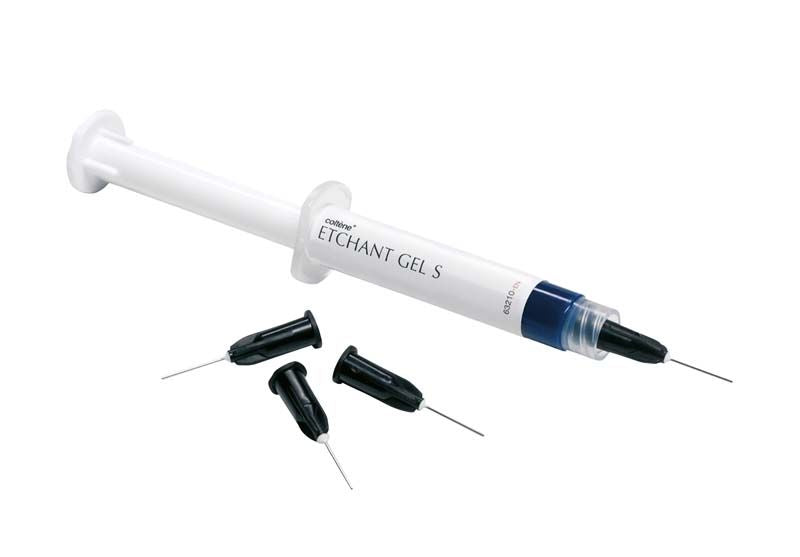 Etchant Gel S Spritze mit drei Applikationsspitzen auf weißem Hintergrund.
