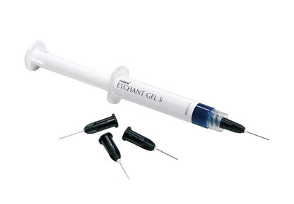 Etchant Gel S Spritze mit drei Applikationsspitzen auf weißem Hintergrund.