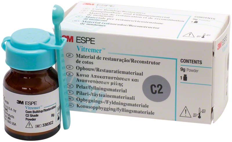 Vitremer Pulver C2 in braunem Glasbehälter mit blauem Verschluss vor Verpackung.