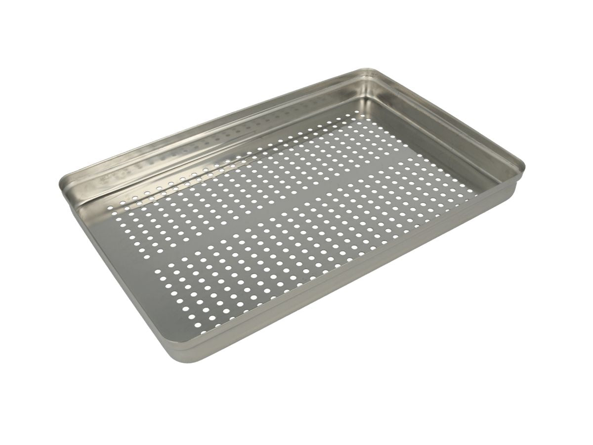 Gelochter Edelstahl-Deckel für Normtray, 18 x 28 cm, sterilisationstauglich.