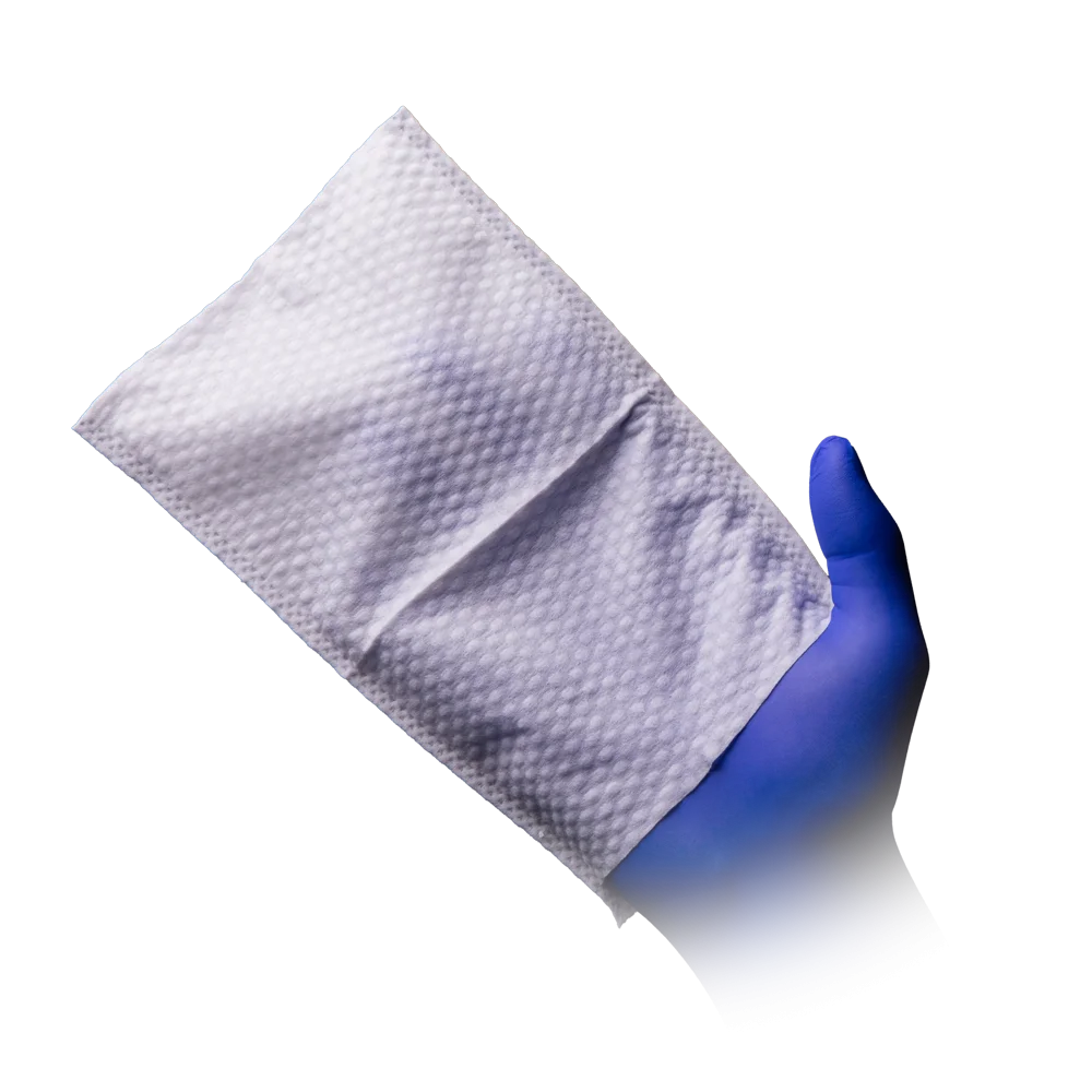 Feuchter Einweg-Waschhandschuh in genoppter Struktur auf blauer behandschuhter Hand.