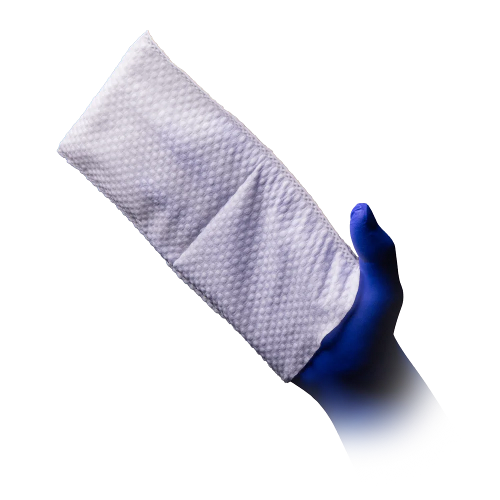 Weißer Einweg-Waschhandschuh aus Spinnvlies in blauer behandschuhter Hand.