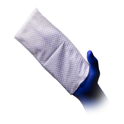 Weißer Einweg-Waschhandschuh aus Spinnvlies in blauer behandschuhter Hand.