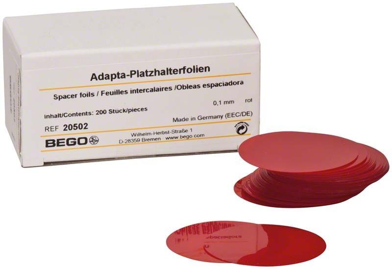 Adapta-Tiefziehsystem Platzhalterfolien 0,1mm, rot, neben Produktverpackung.