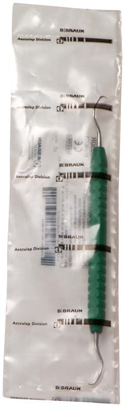 Universalkürette mit grünem anatomischem Griff in steriler Verpackung.