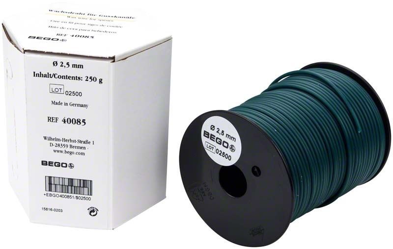Wachsdrahtrolle in Grün, mittelhart, 2,5 mm, neben Verpackung.