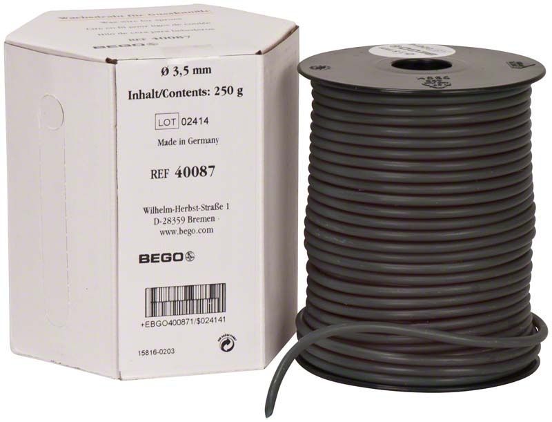 Wachsdrahtrolle für Gusskanäle, grün, 3,5 mm, neben Verpackung.