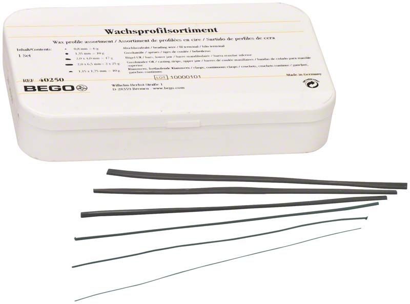Wachsprofilsortiment mit verschiedenen Profilstäben auf weißem Hintergrund.