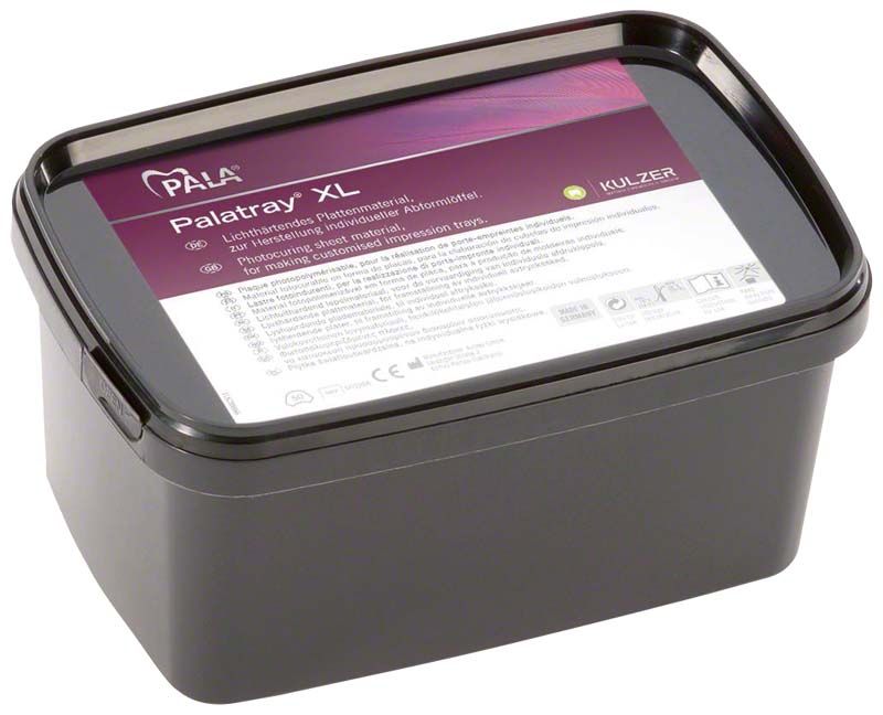 Lichthärtendes Plattenmaterial Palatray® XL in schwarzer Kunststoffbox.