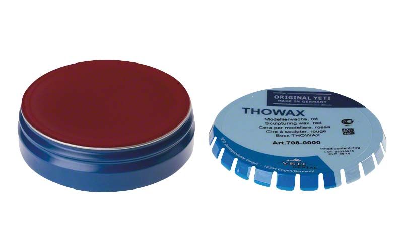 THOWAX Modellierwachs rot in geöffneter blauer Kunststoffdose.