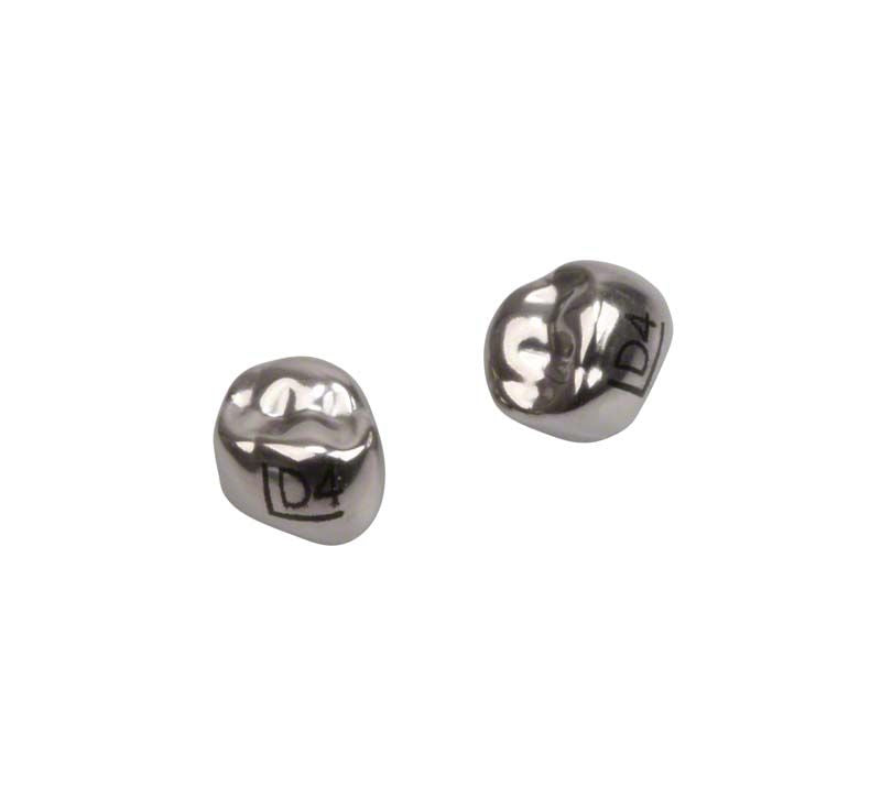 Edelstahlkronen für Milchzahnmolar, Nahaufnahme der Kronenoberfläche und Gravur.