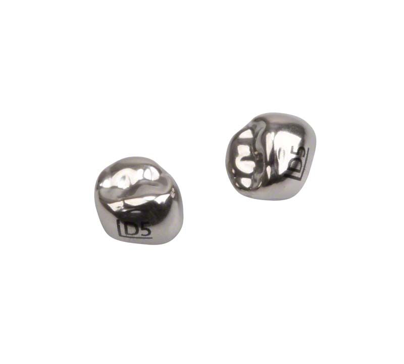 Zwei vorgeformte Edelstahlkronen für Milchzahnmolaren mit eingeprägter D5-Markierung.