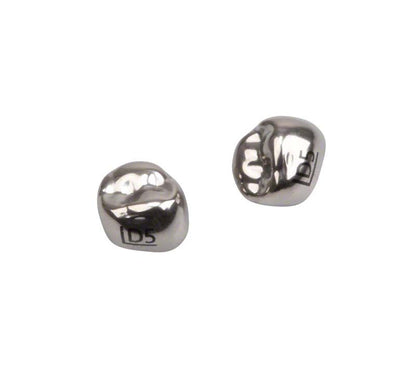 Zwei vorgeformte Edelstahlkronen für Milchzahnmolaren mit eingeprägter D5-Markierung.