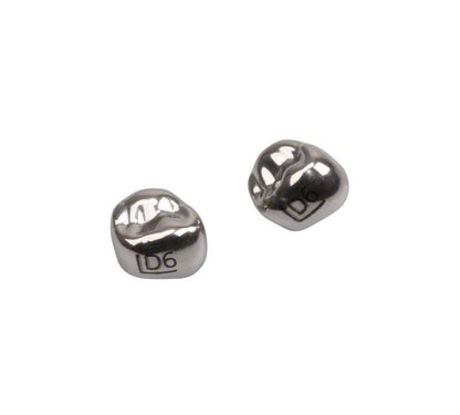 Edelstahlkronen für Milchzahnmolaren mit Gravur "D6", Nahaufnahme.