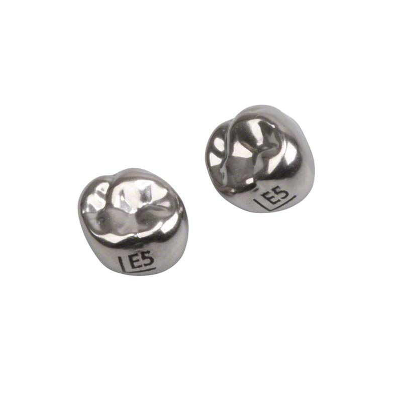 Edelstahlkronen für Milchzahnmolar, Detailansicht zweier Kronen mit Gravur "LE5".