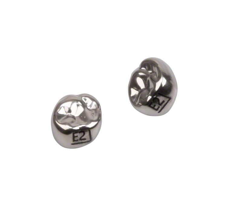 Edelstahlkronen für Milchzahnmolaren, Detailansicht von zwei Kronen mit Prägung.