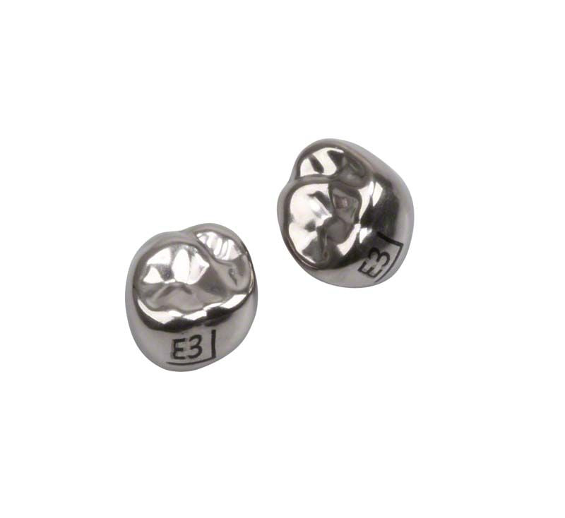 Edelstahlkronen für Milchzahnmolar OK E-UR-3, Nahaufnahme von zwei Kronen.