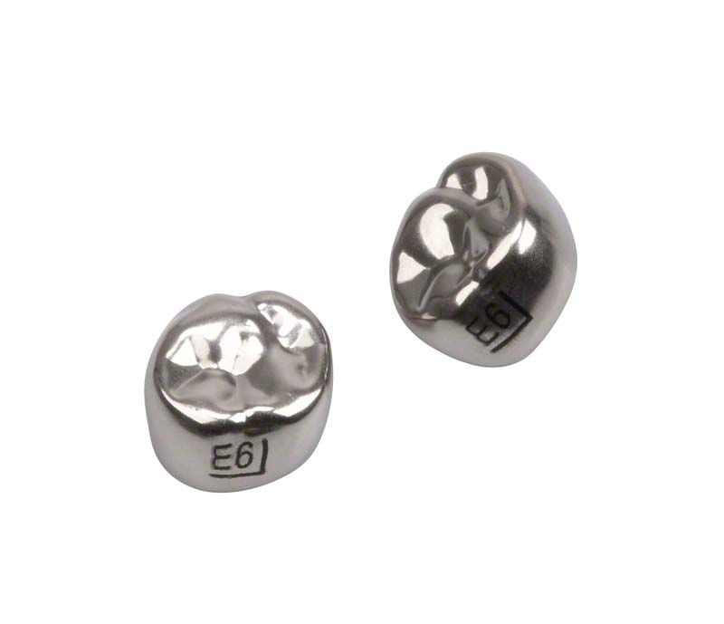 Edelstahlkronen Milchzahnmolar OK E-UR-6, Nahaufnahme von zwei Kronen.