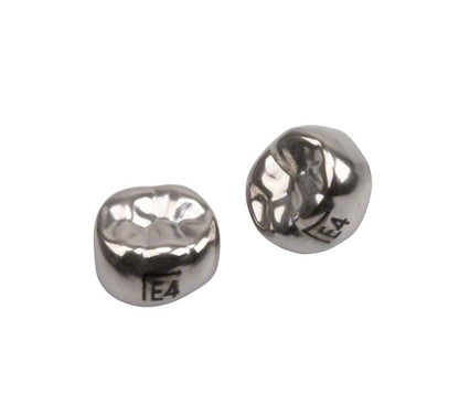 Edelstahlkronen für Milchzahnmolaren mit eingeprägter Kennzeichnung "E4".