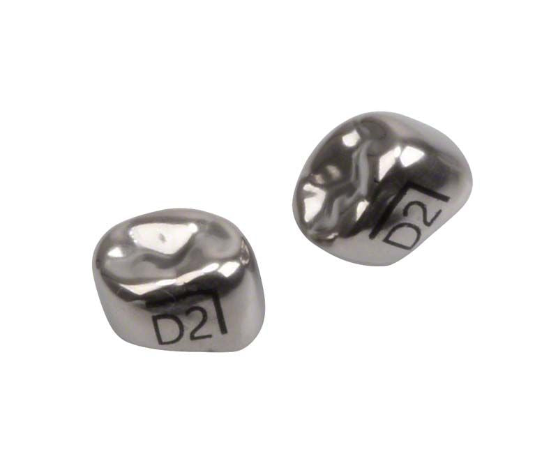 Zwei Edelstahlkronen für Unterkiefer-Milchzahnmolaren, gekennzeichnet mit "D2".